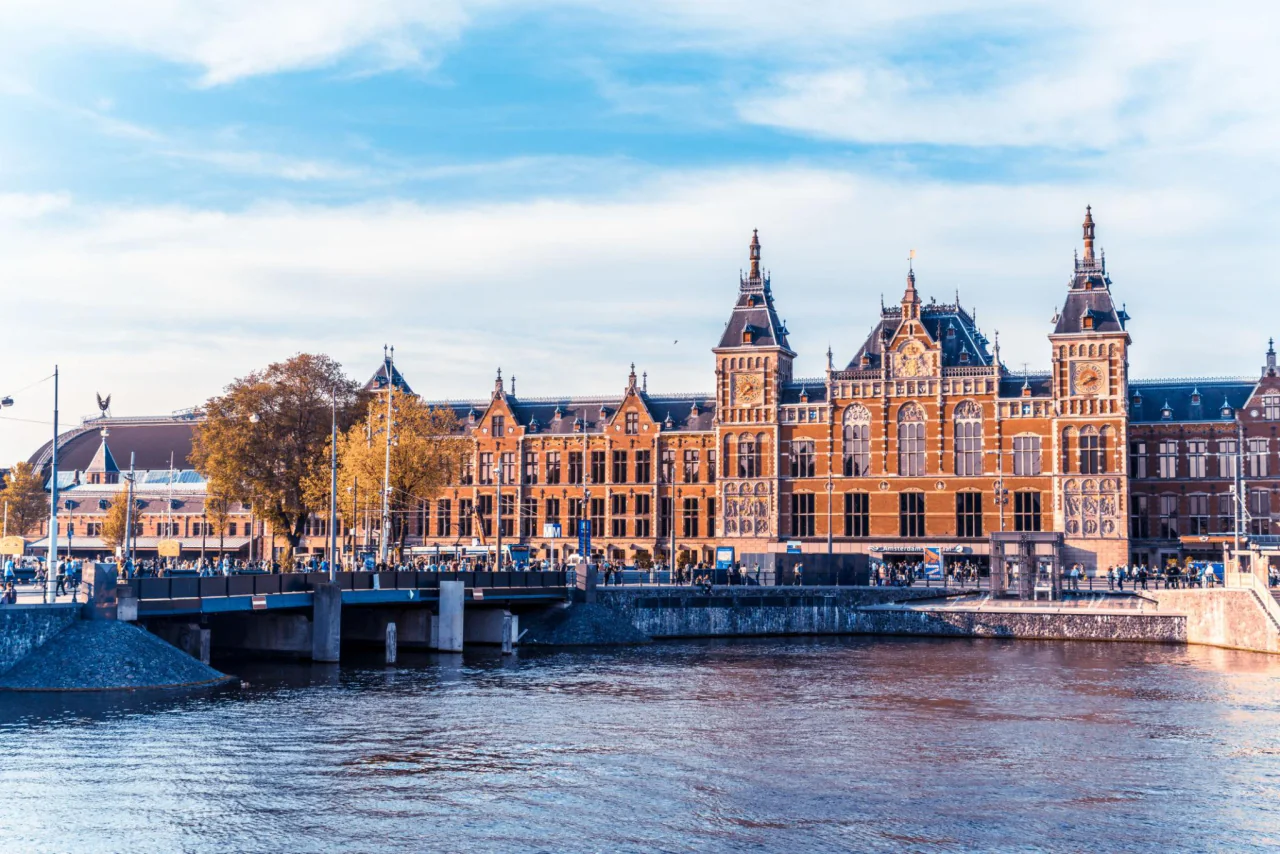 Canale Amsterdam și malul mării orașului