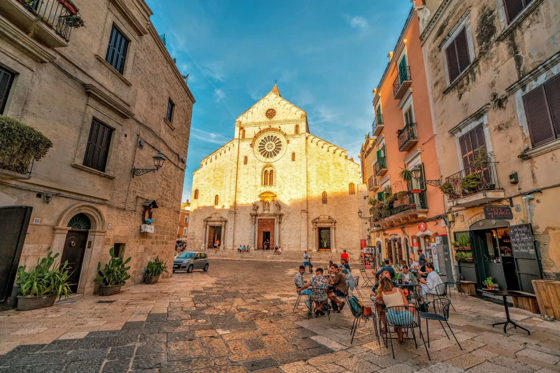Bari Orașul vechi și malul mării Adriatice din Puglia, Italia