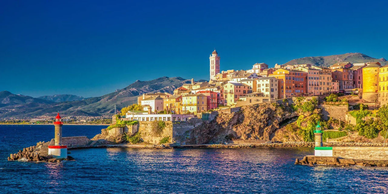 Bastia port de feriboturi și malul mării din Corsica
