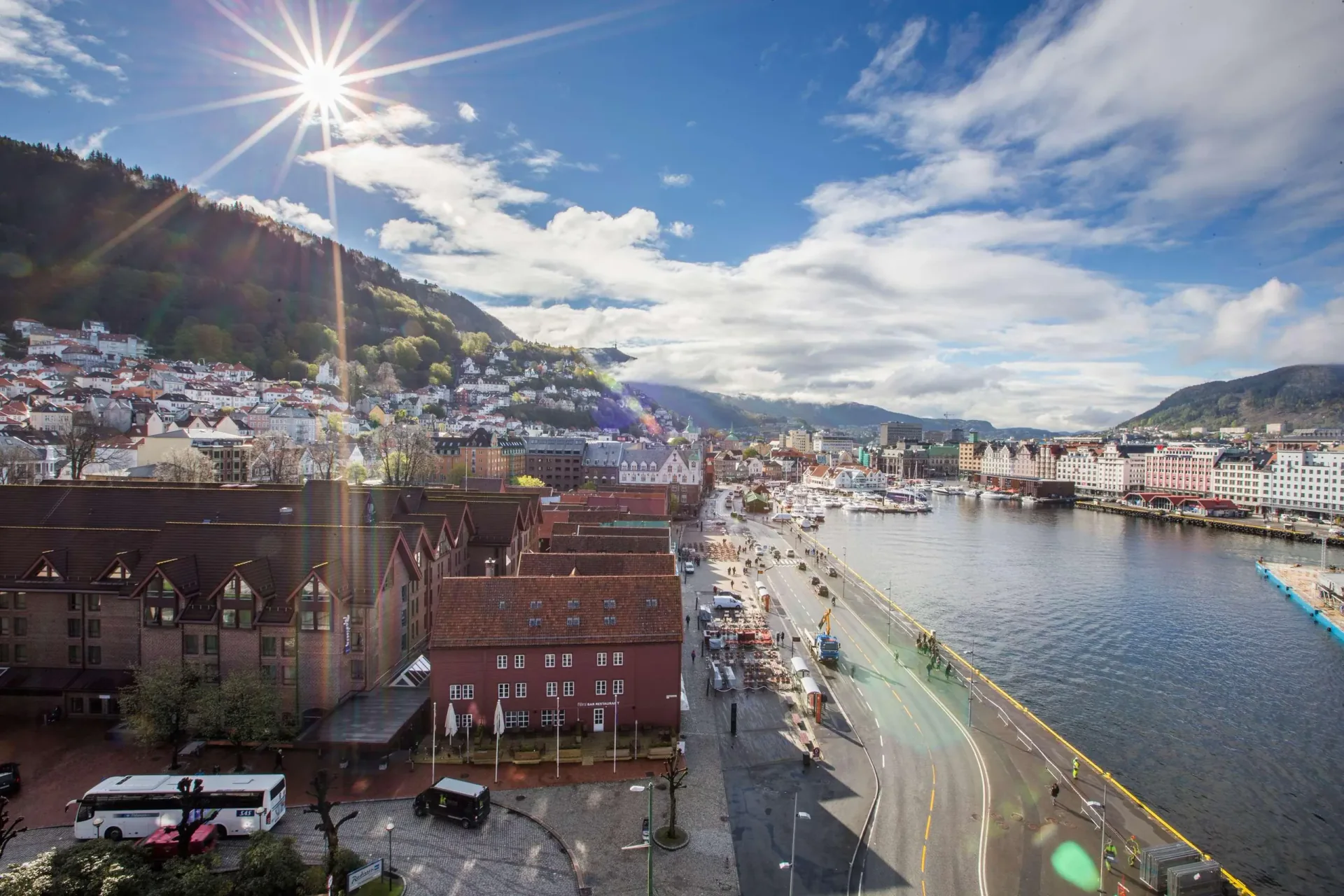 Bergen malul mării și portul din vestul Norvegiei
