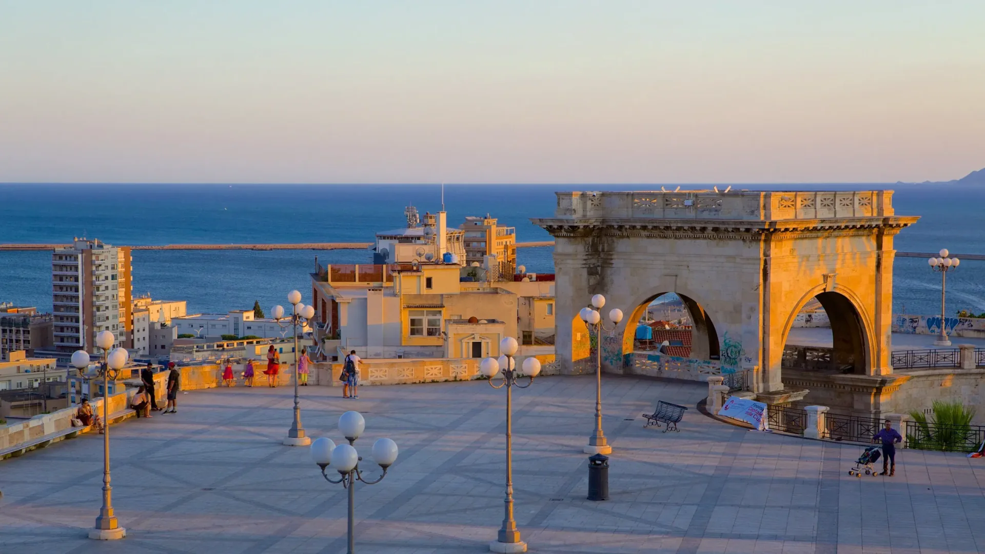 Cagliari oraș istoric și malul mării mediteraneene din Sardinia