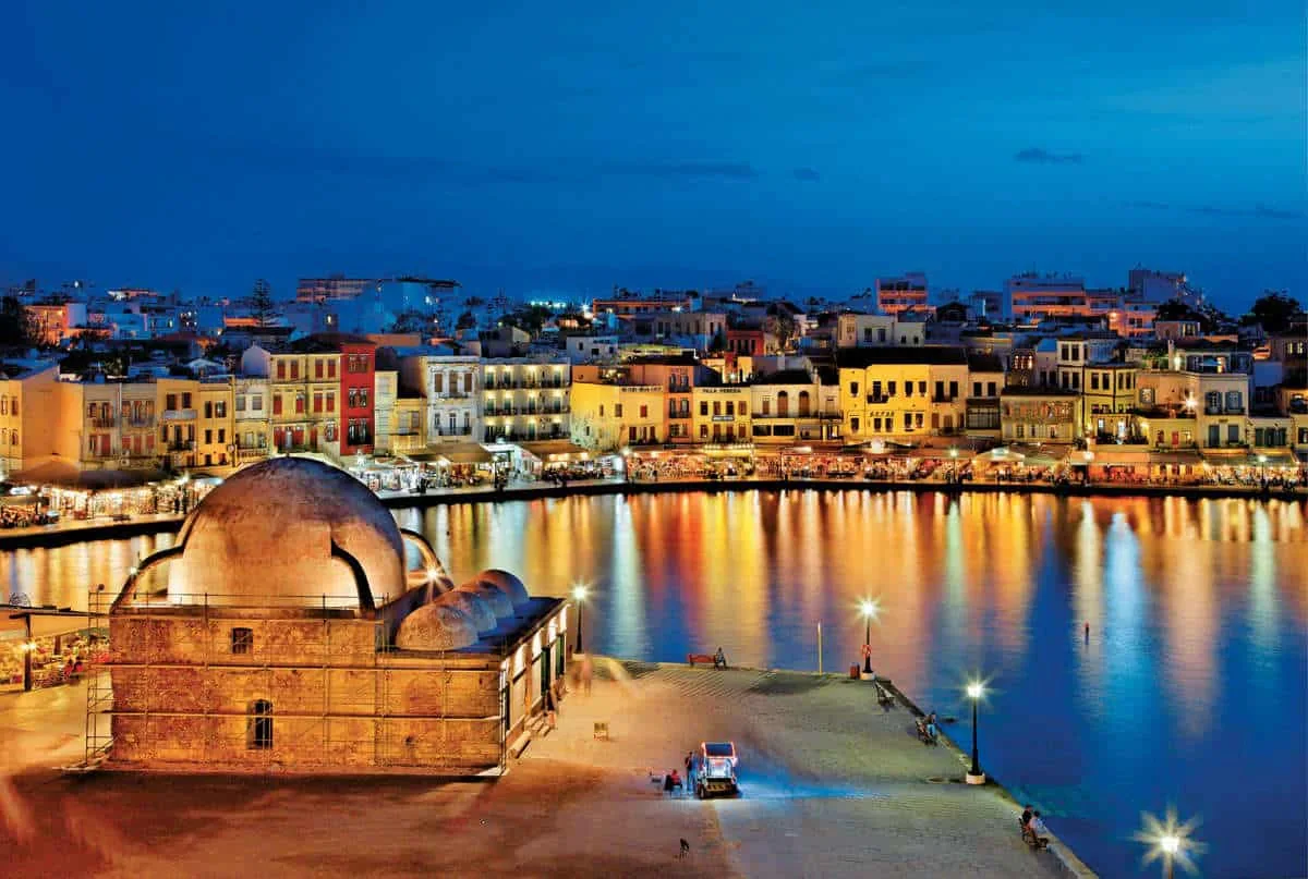Chania Vechiul port venețian și far din Creta