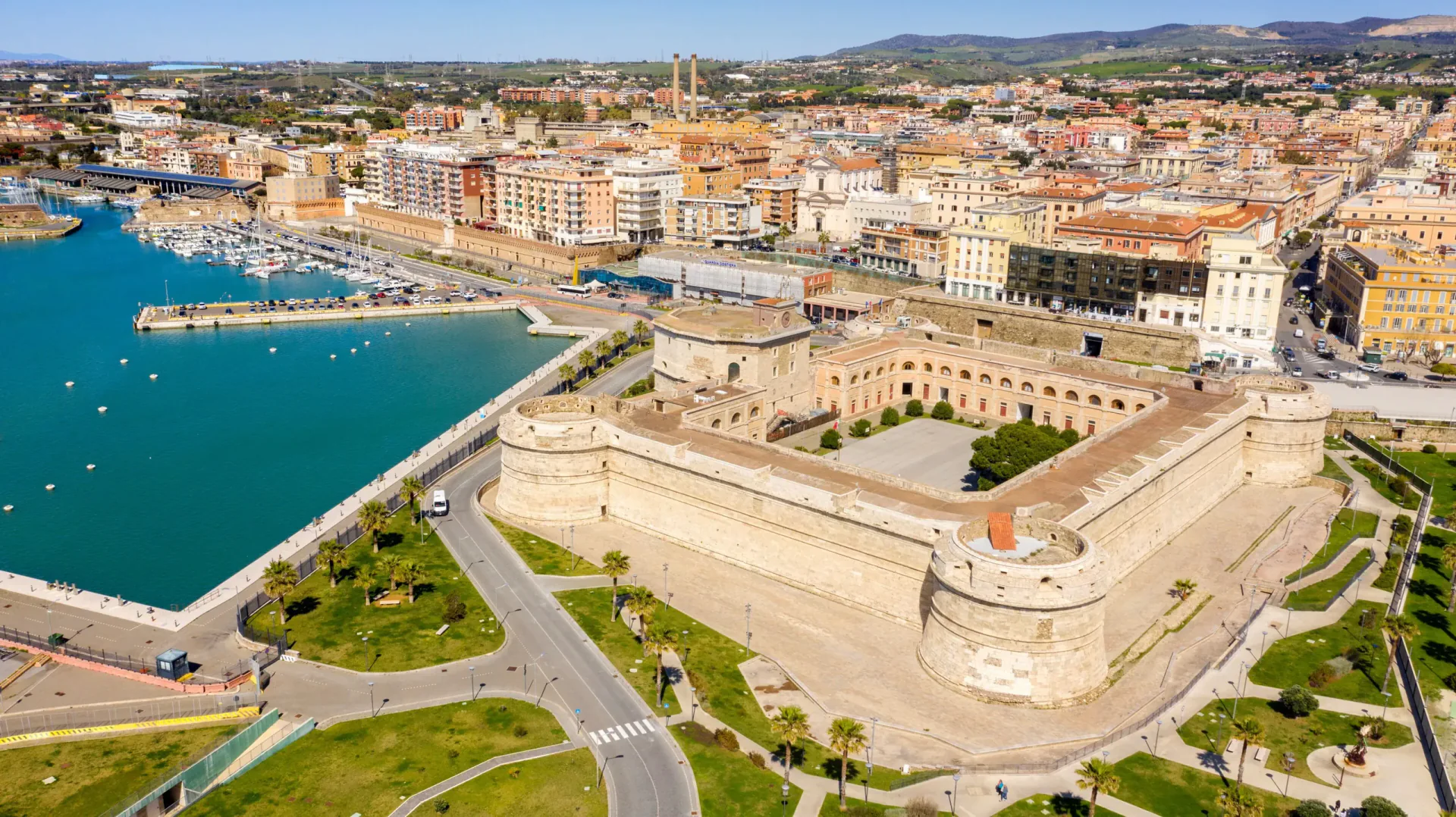 Civitavecchia malul mării și port istoric de pe coasta Lazio a Italiei