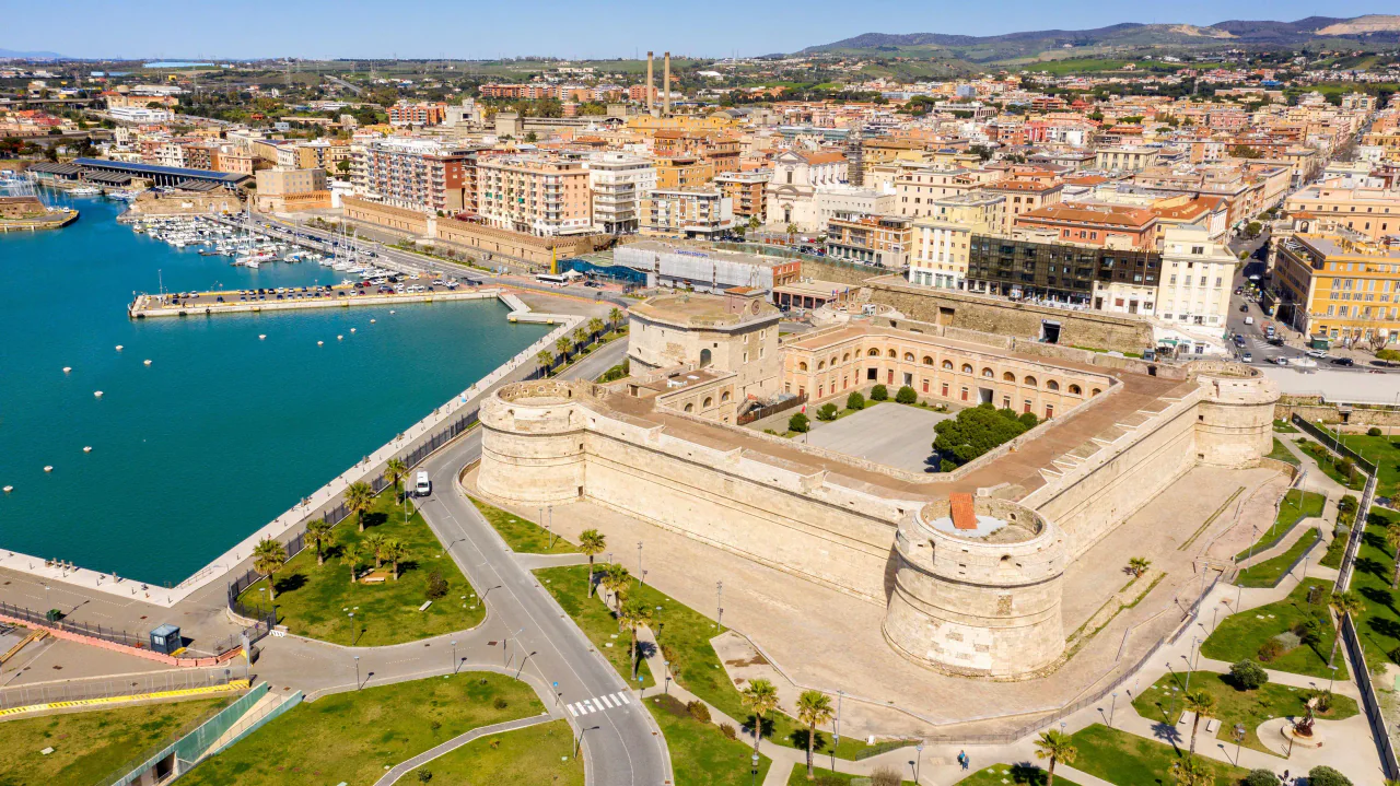 Civitavecchia malul mării și poarta de feriboturi lângă Roma