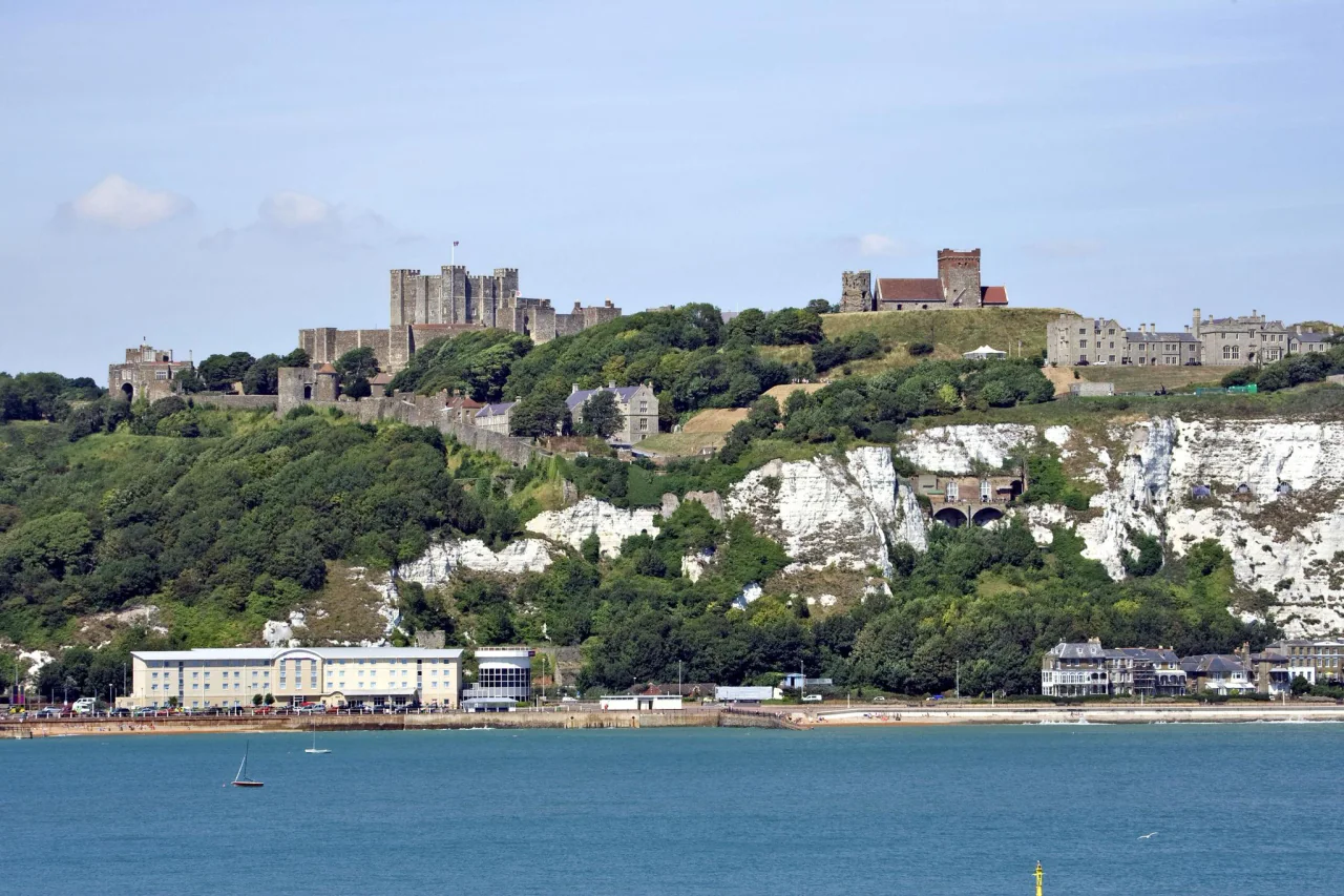 Dover Castelul deasupra Stâncilor Albe și Canalului Mânecii