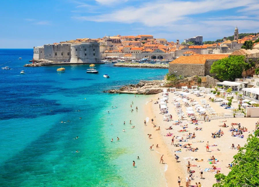 Dubrovnik Orașul vechi, zidurile orașului și Marea Adriatică în Croația