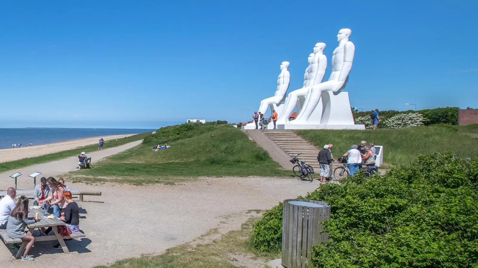 Esbjerg malul mării, sculptura Men at Sea și coasta daneză a Mării Nordului
