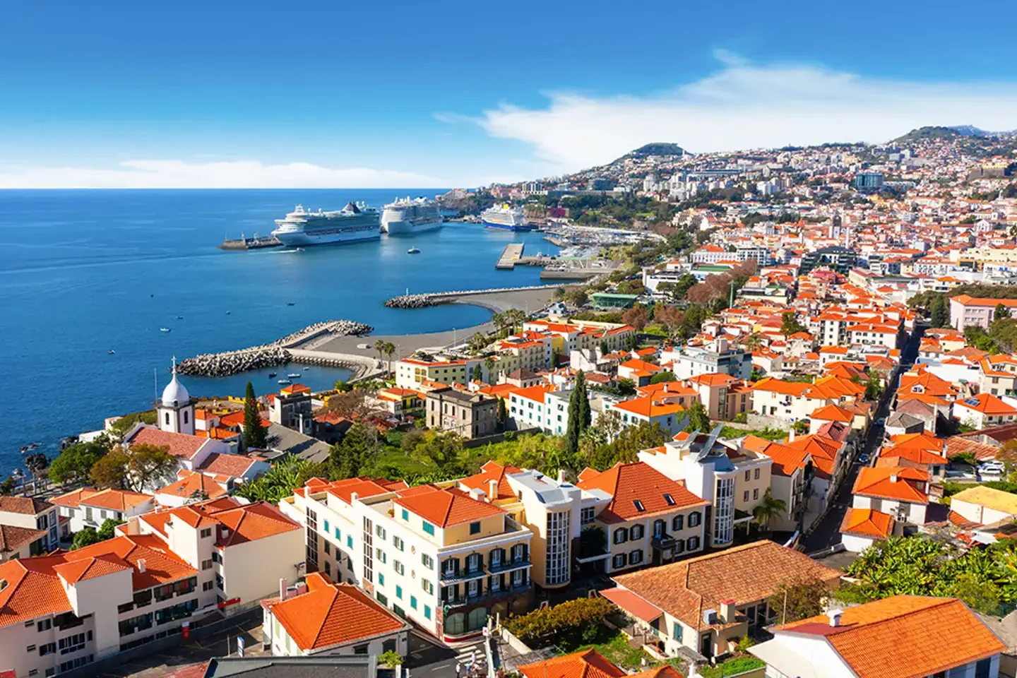 Funchal pe malul apei, dealuri și peisaj atlantic pe Madeira