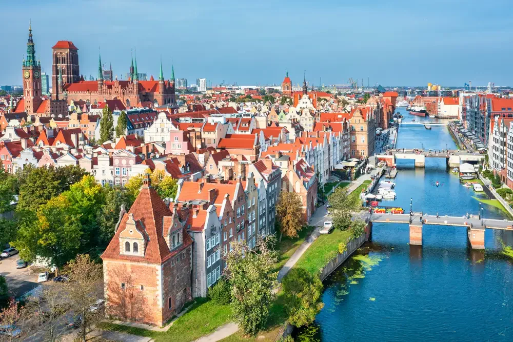 Gdańsk faleză istorică, fațade colorate și râul Motława din Polonia