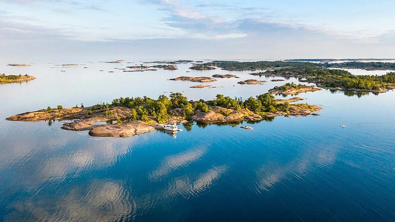 Portul de feriboturi Kapellskär și coasta înconjurătoare