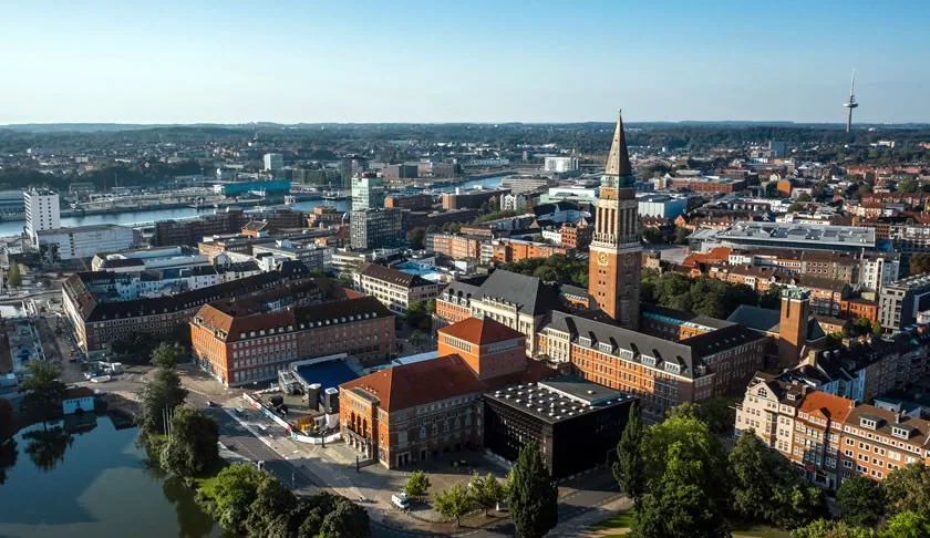 Kiel malul apei, portul și orașul de pe coasta baltică din nordul Germaniei
