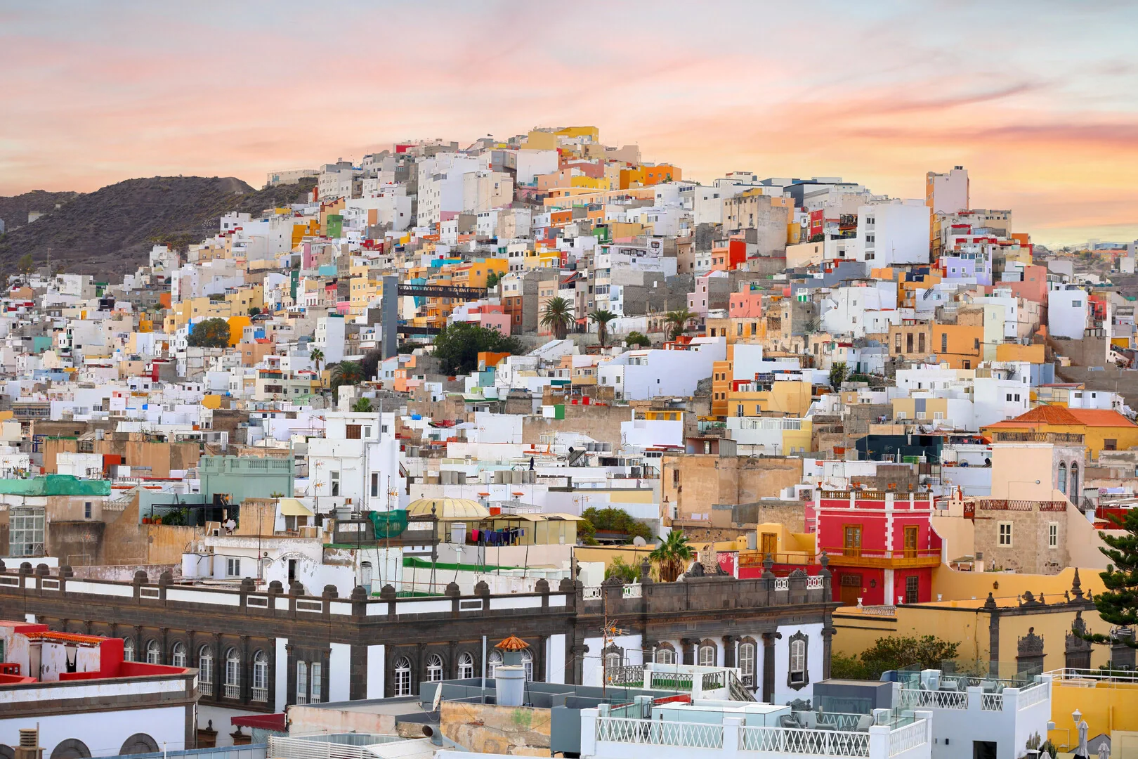 Plaja Las Canteras și peisajul urban Las Palmas de Gran Canaria din Insulele Canare