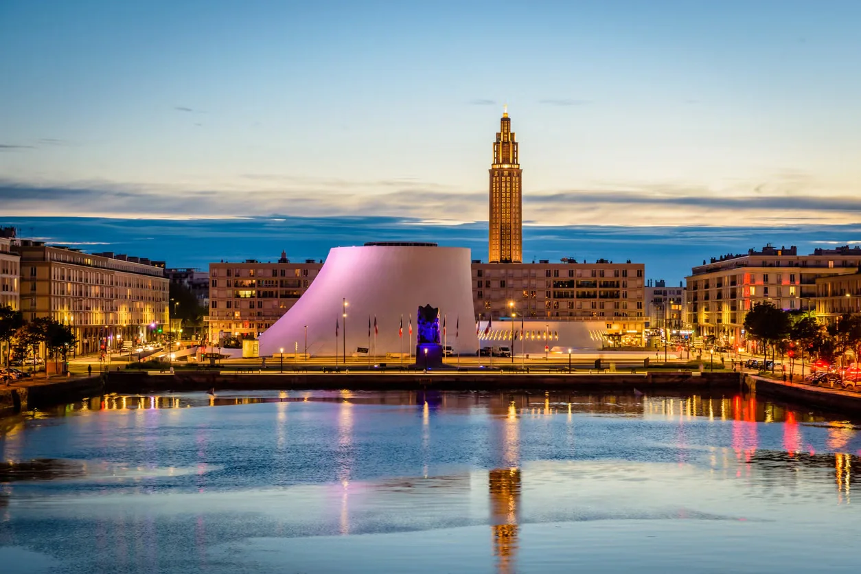 Le Havre malul mării, biserica Saint-Joseph și centrul modern al orașului în Normandia, Franța