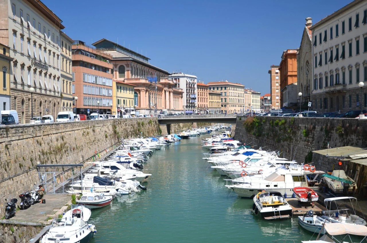 Livorno port și malul apei din Toscana, Italia