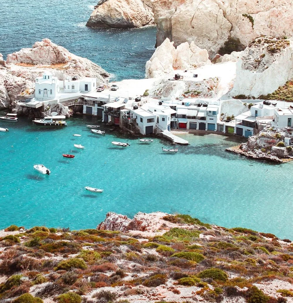 Milos insula stânci albe, golfuri turcoaz și sat cicladic din Grecia