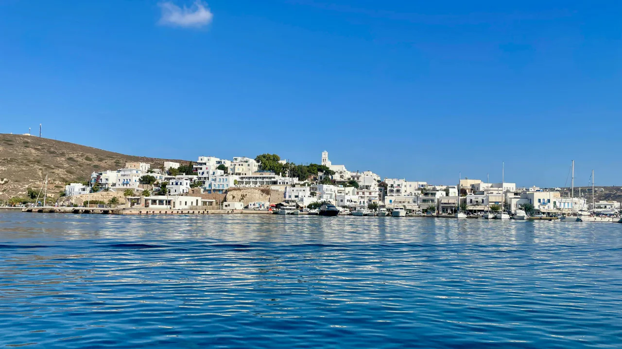 Milos Coasta și portul insulei din Grecia