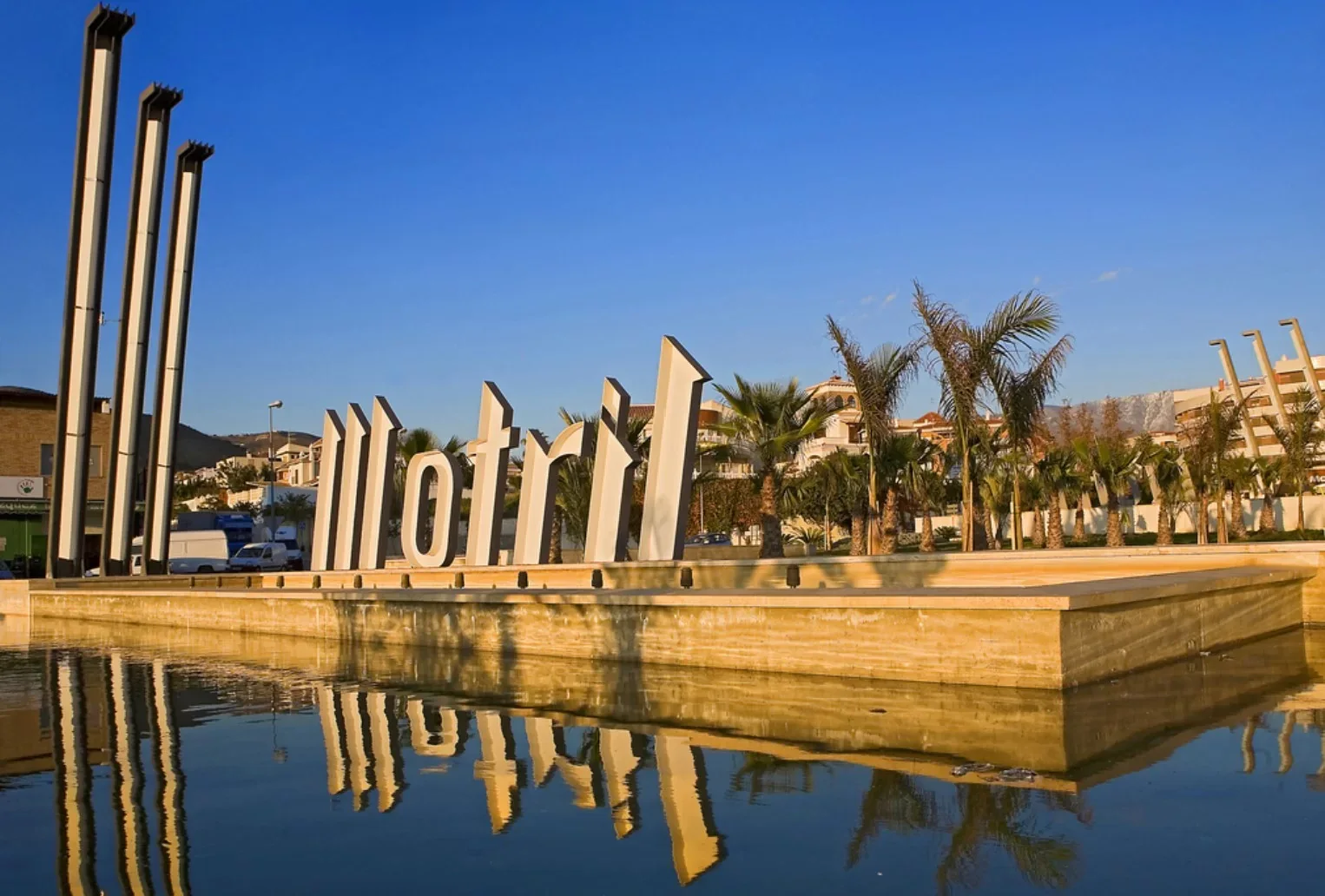 Motril Coasta, portul de agrement și peisajul tropical mediteranean din Granada, Spania