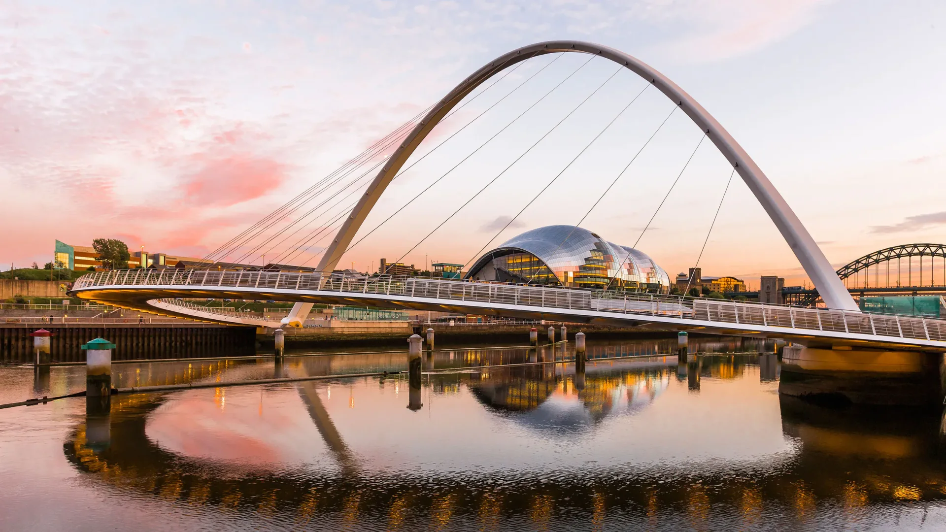 Newcastle pe podurile Tyne și peisajul urban Quayside din nord-estul Angliei