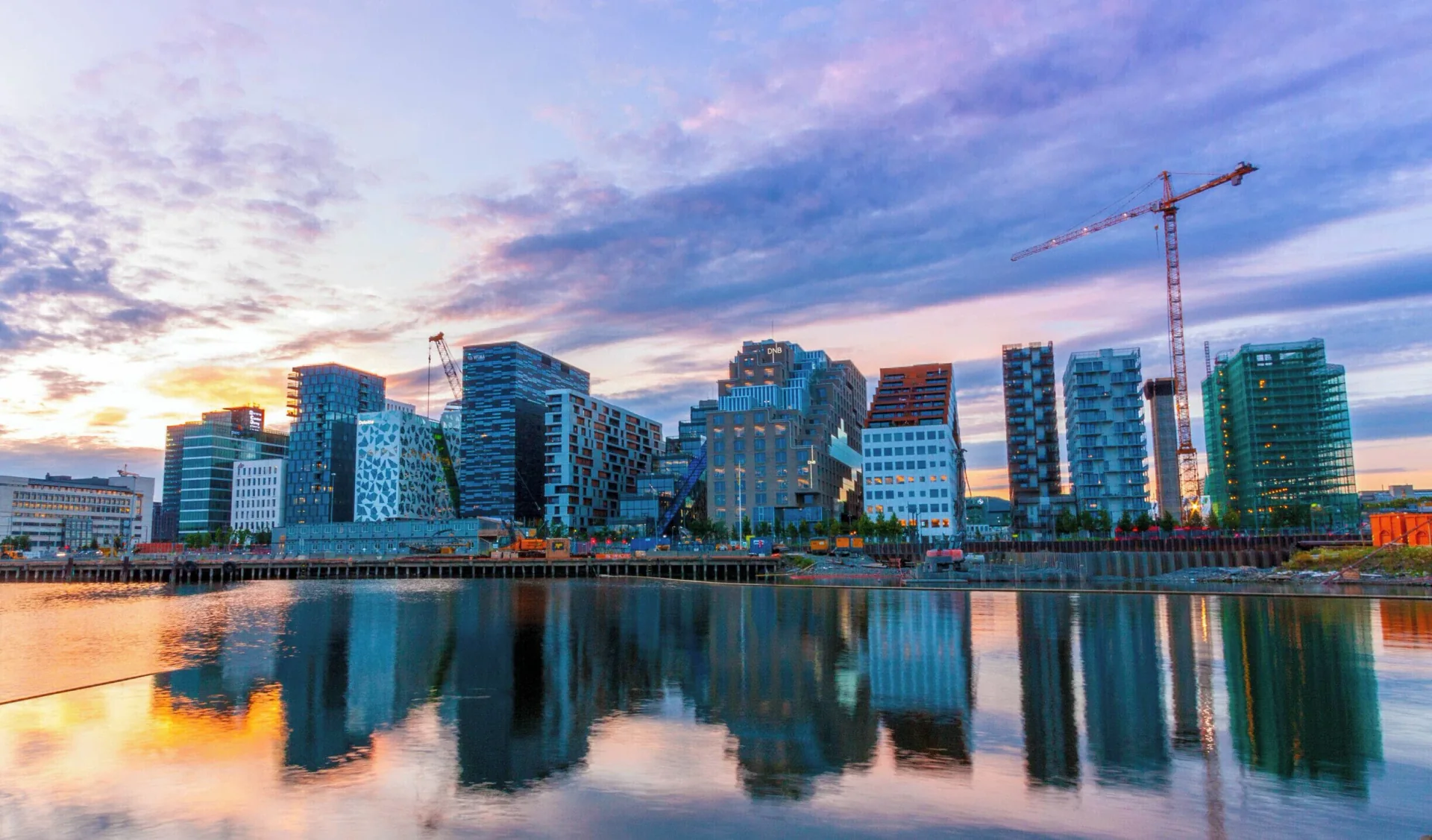 Oslo malul mării, portul și orizontul orașului modern de lângă Oslofjord din Norvegia