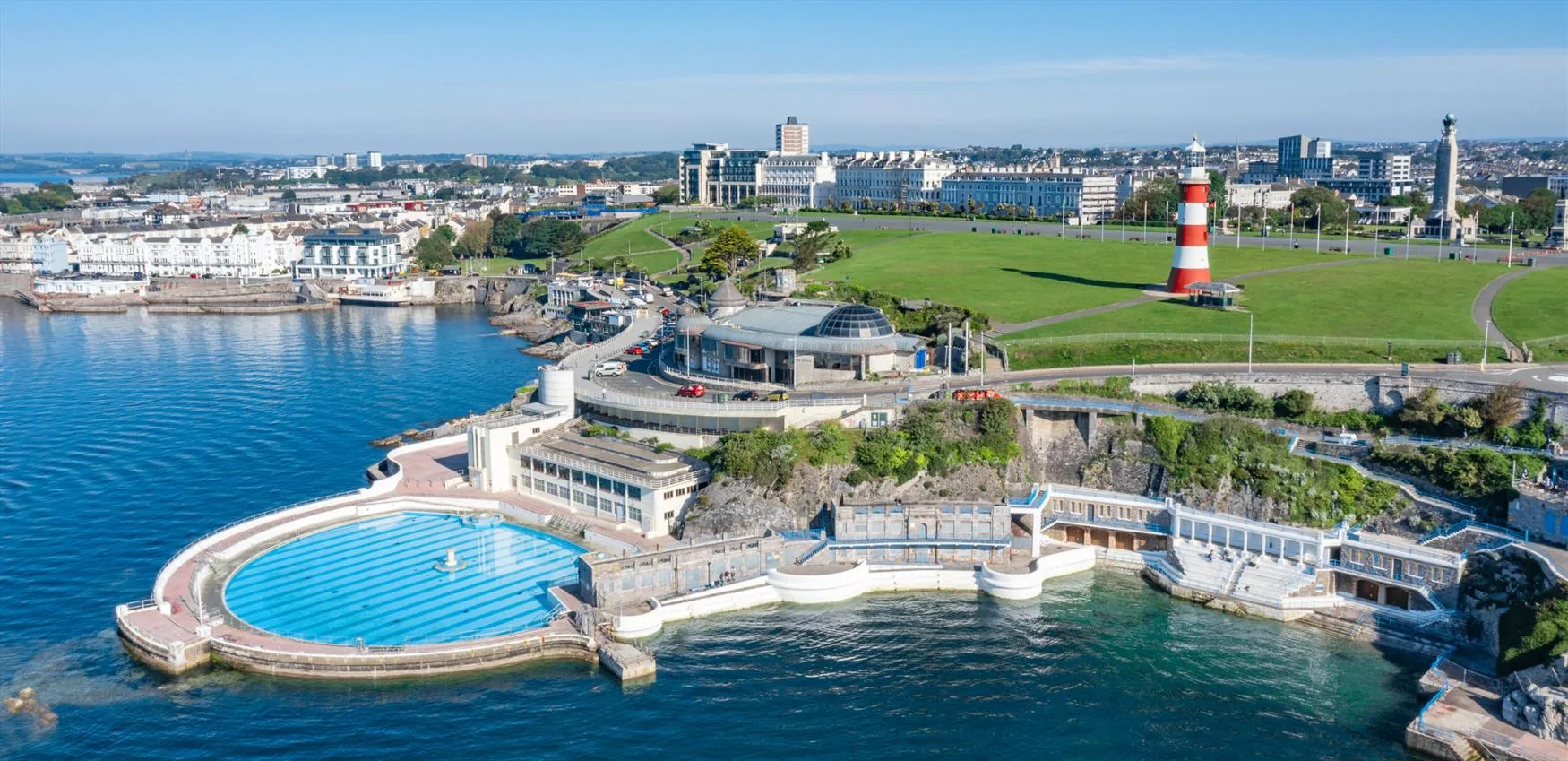 Plymouth Hoe, malul mării și port istoric din Devon, Anglia