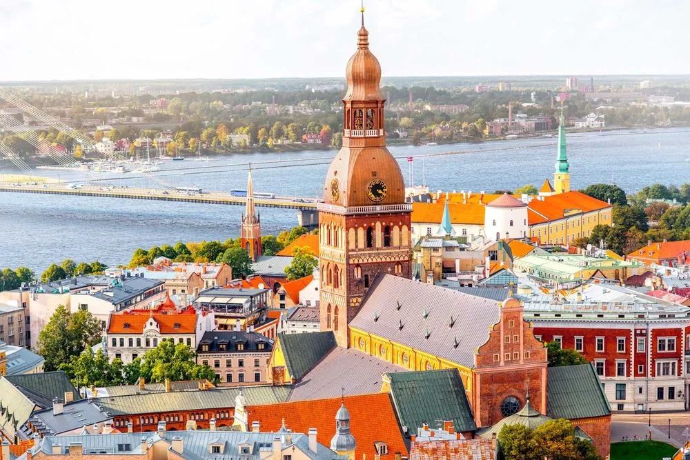 Riga Orașul vechi, malul fluviului Daugava și orizontul orașului în Letonia