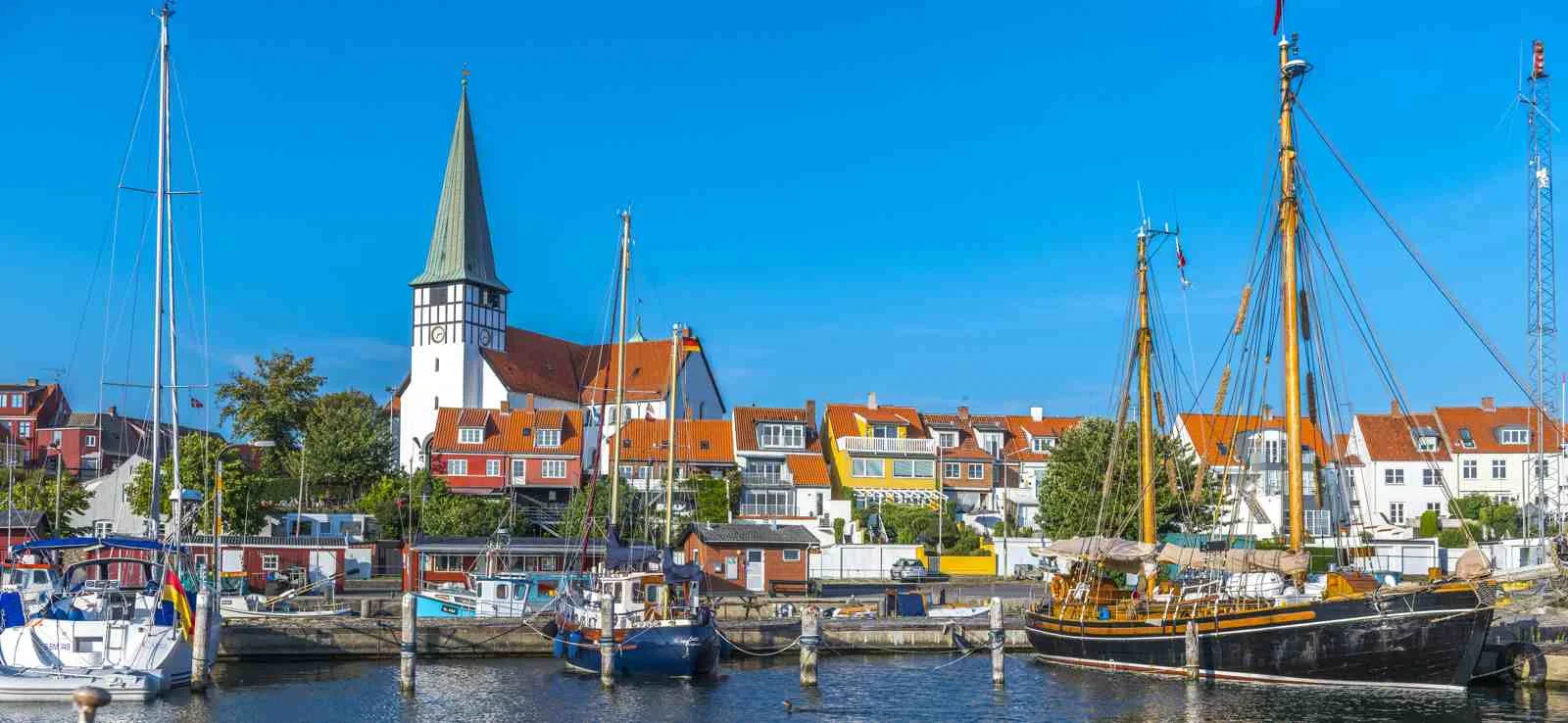 Rønne orașul vechi, portul și coasta Bornholm din Danemarca