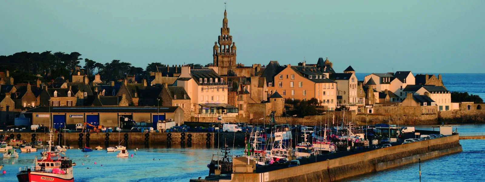 Roscoff vechi port, malul mării de granit și coasta Bretagnei în Franța