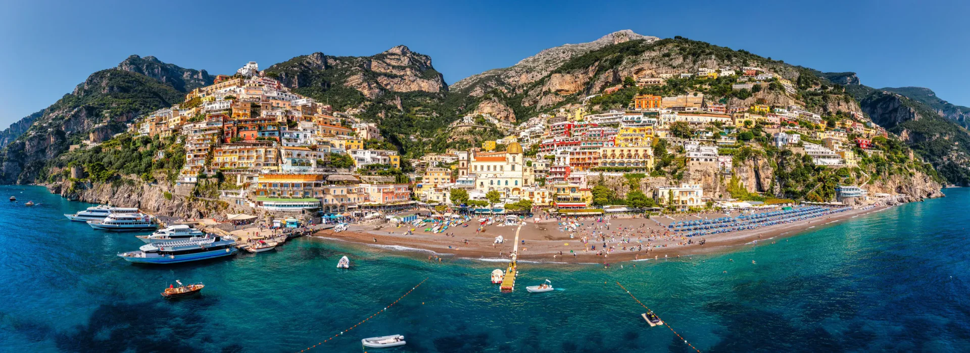 Salerno malul mării, orașul vechi și Golful Salerno în Campania, Italia