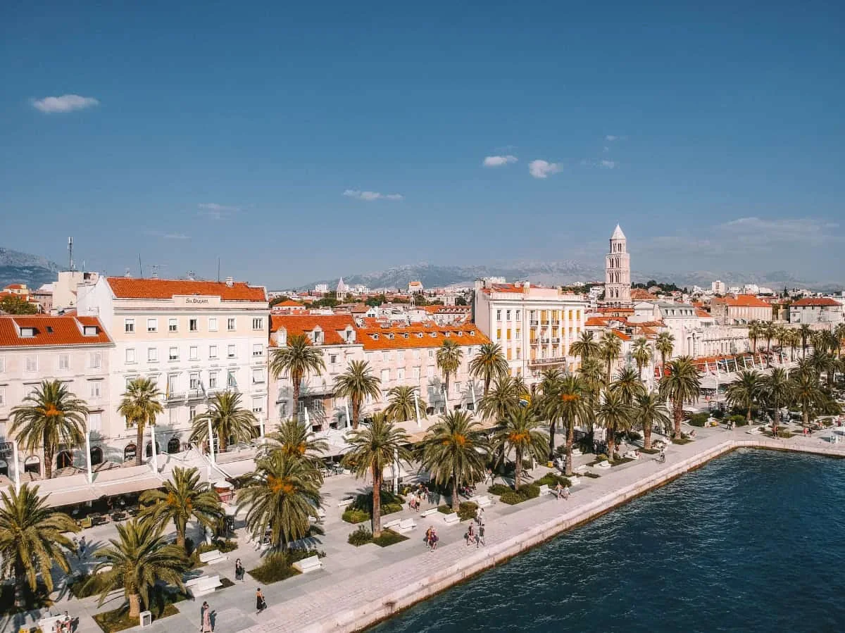Split orașul vechi, malul Riva și coasta Adriaticii din Croația