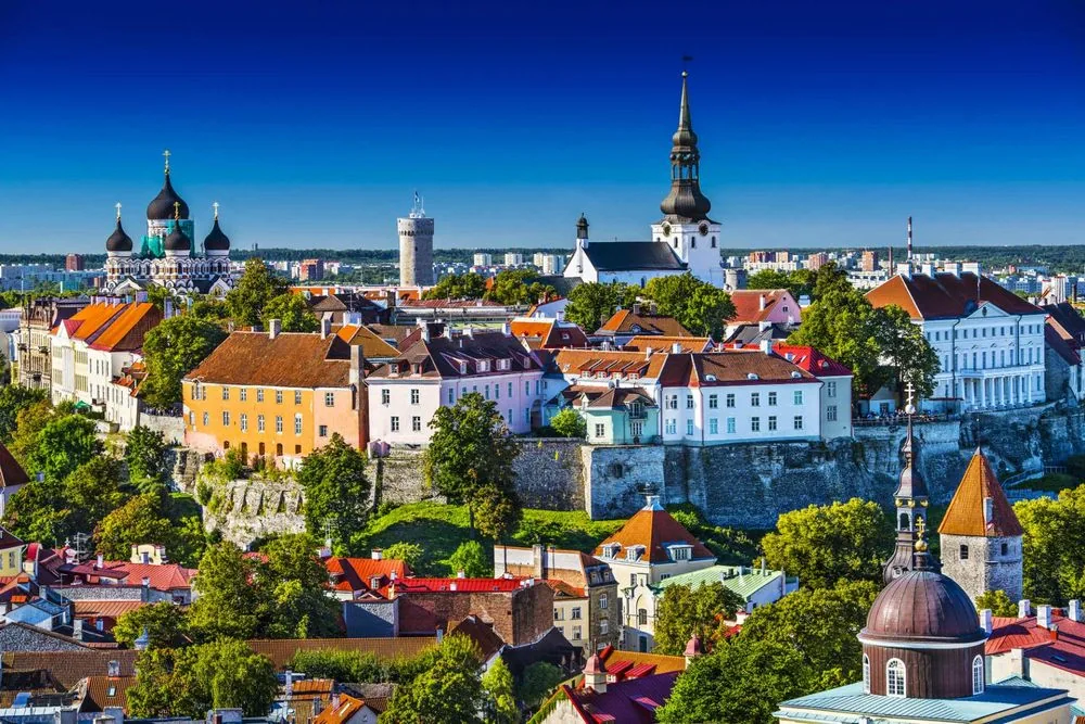 Tallinn oraș vechi medieval, turnuri și malul mării baltice din Estonia
