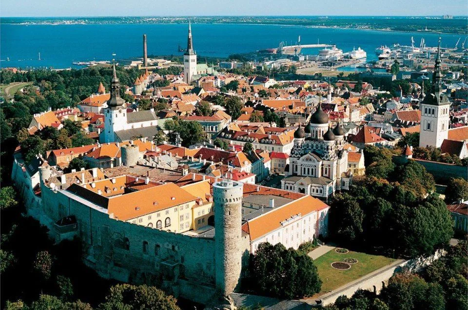 Orizontul istoric Tallinn și malul apei din Estonia