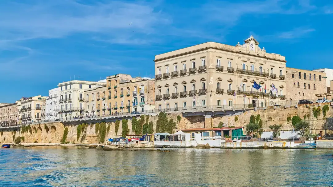 Taranto oraș vechi, malul mării și castelul aragonez din sudul Italiei