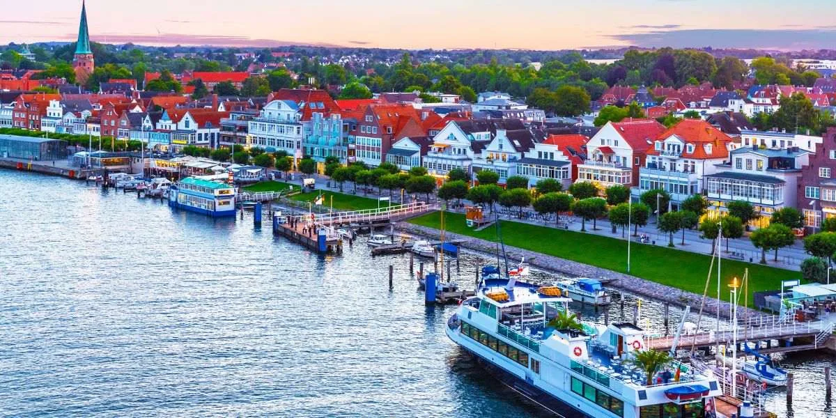 Travemünde plajă, far și malul mării Mării Baltice în nordul Germaniei