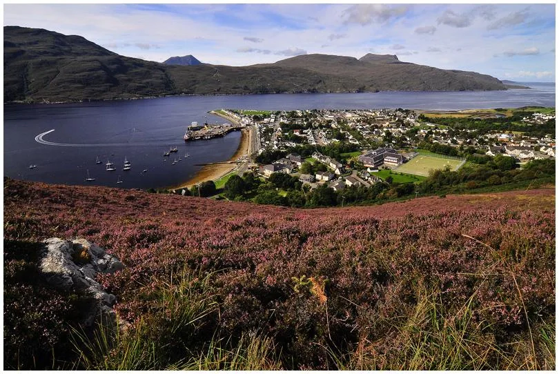 Portul Ullapool și peisajul din vestul Highlandului