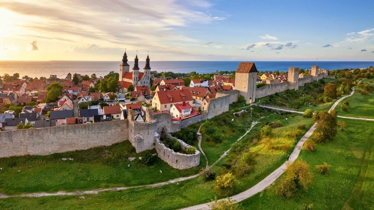 Visby zidurile orașului medieval, acoperișurile și malul mării baltice de pe Gotland