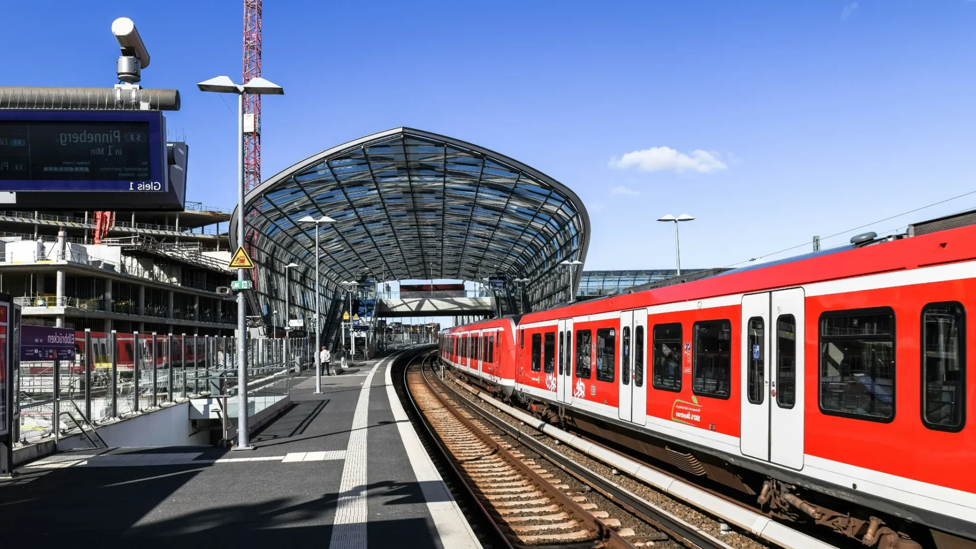 Tren modern care sosește la peronul unei stații