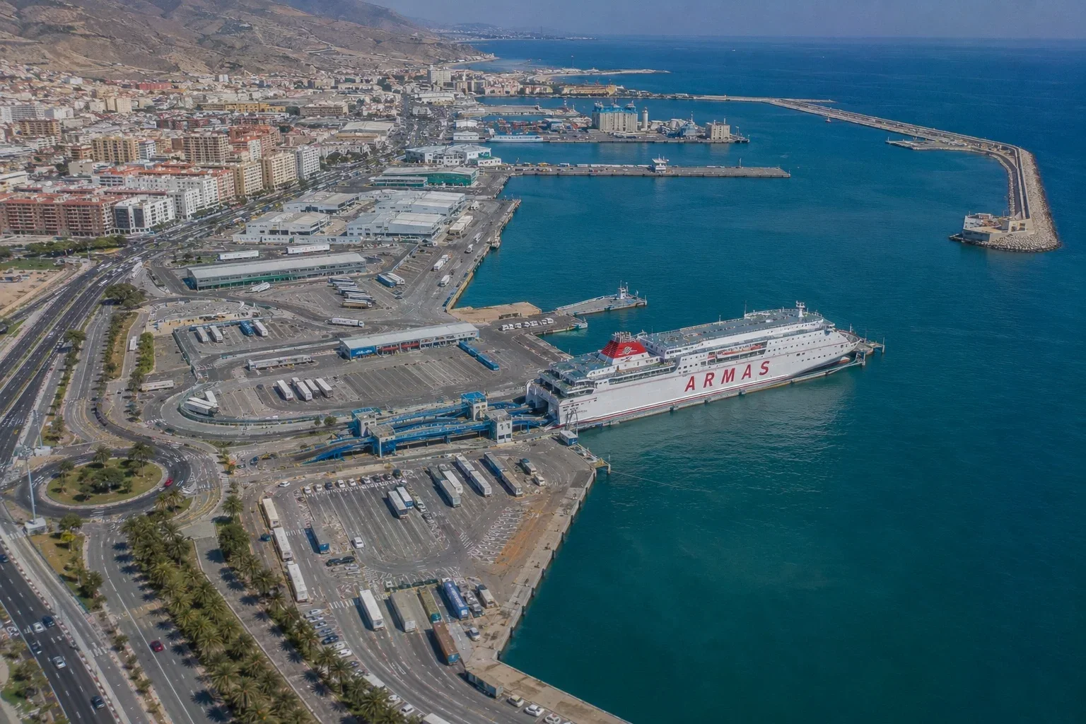 Terminalul de feriboturi pentru pasageri și portul Almería
