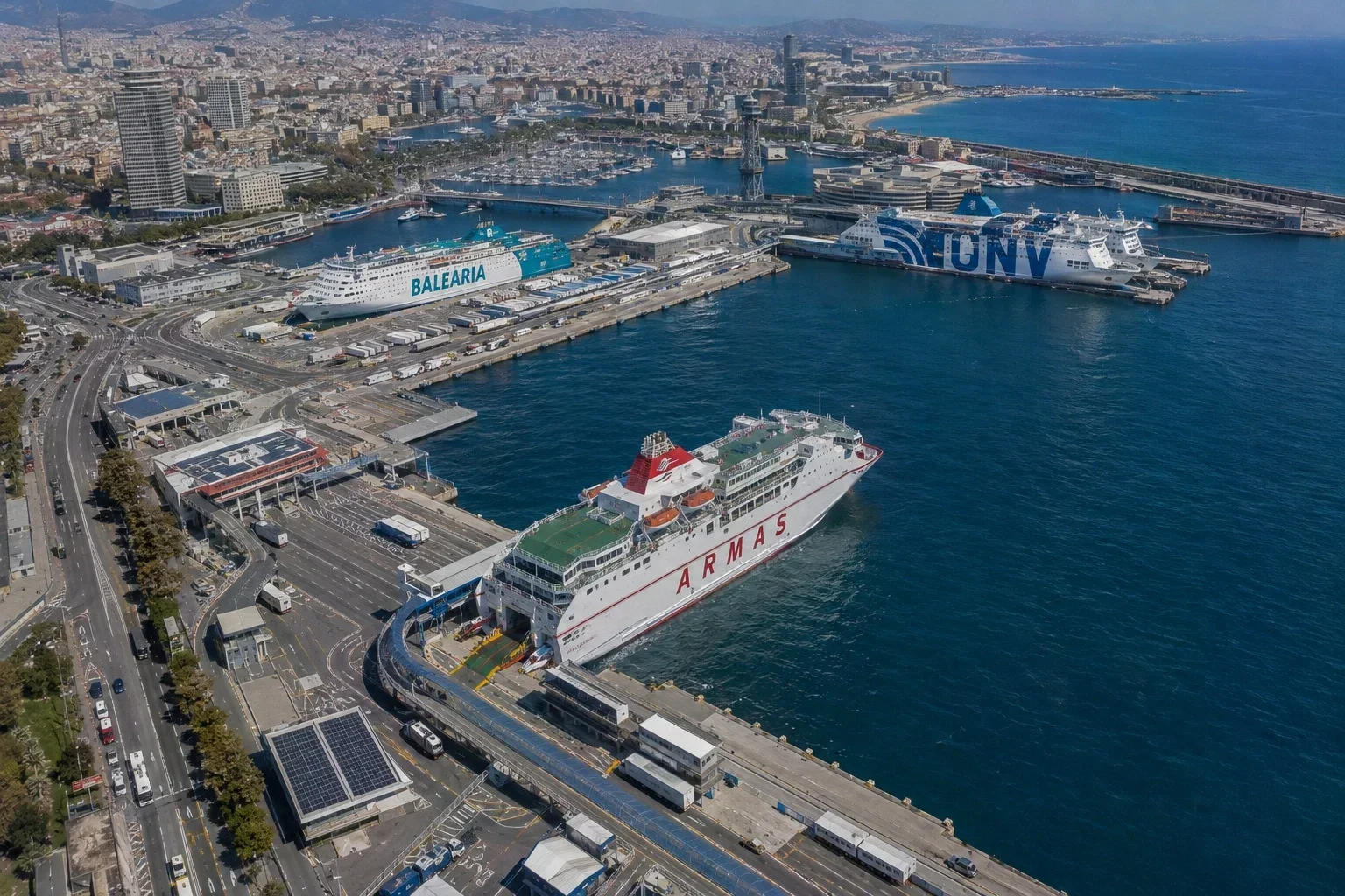 Vedere aeriană a portului de feribot Barcelona și a danelor pentru feribot din Baleare