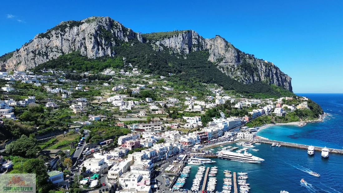 Capri coasta și împrejurimile portului