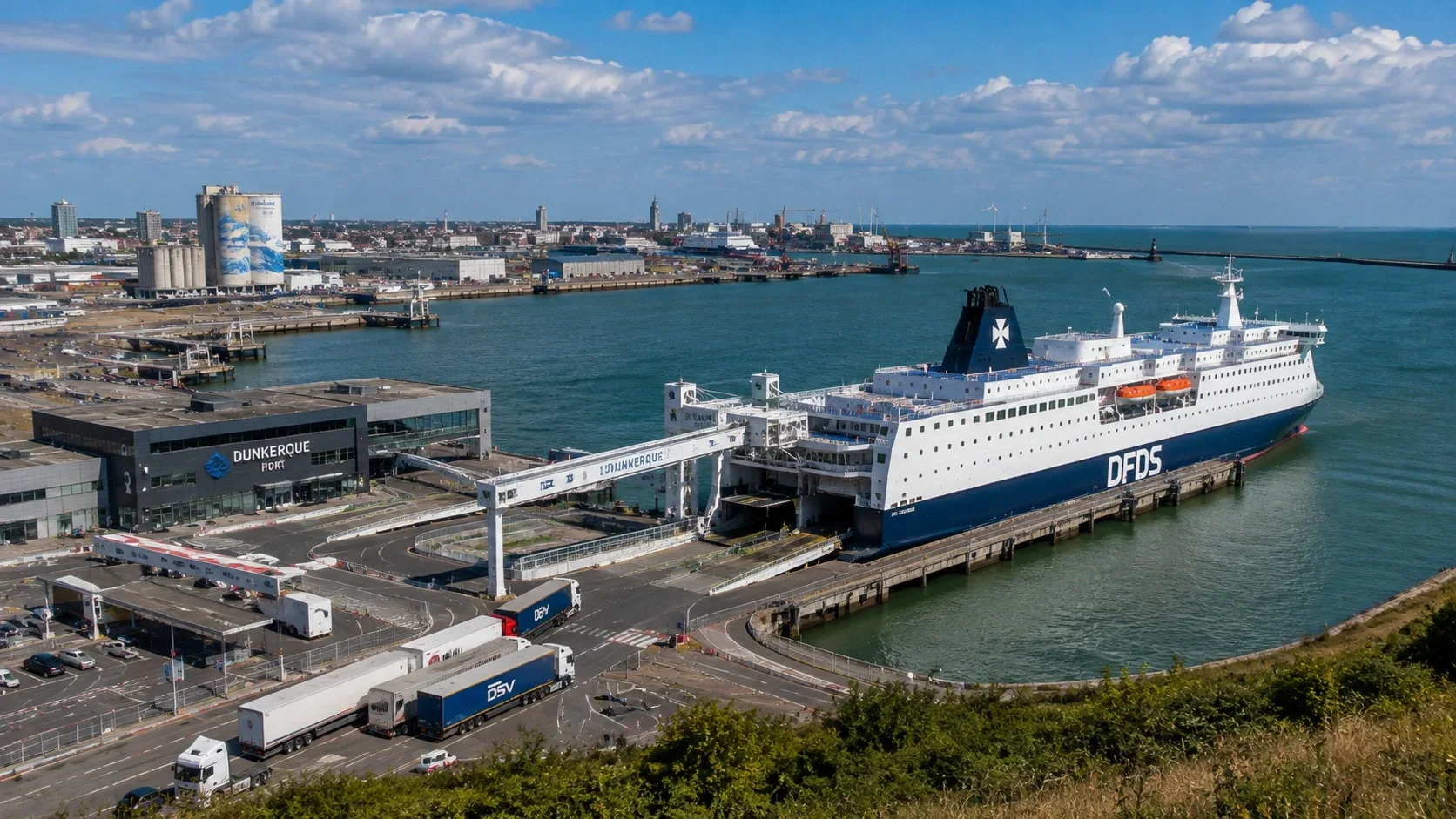 Vedere aeriană a portului de feribot Dunkirk cu un feribot DFDS la terminal