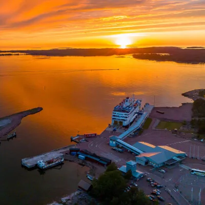 Eckerö Linjen feribotul și portul din Åland