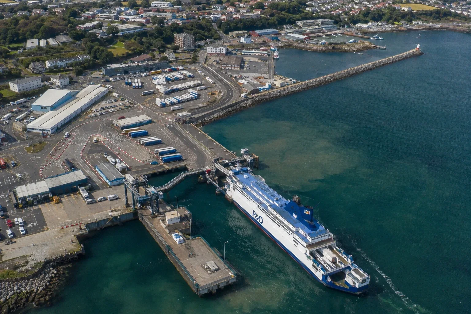 P&O Ferries terminalul pentru pasageri și vehicule din portul Larne, Irlanda de Nord
