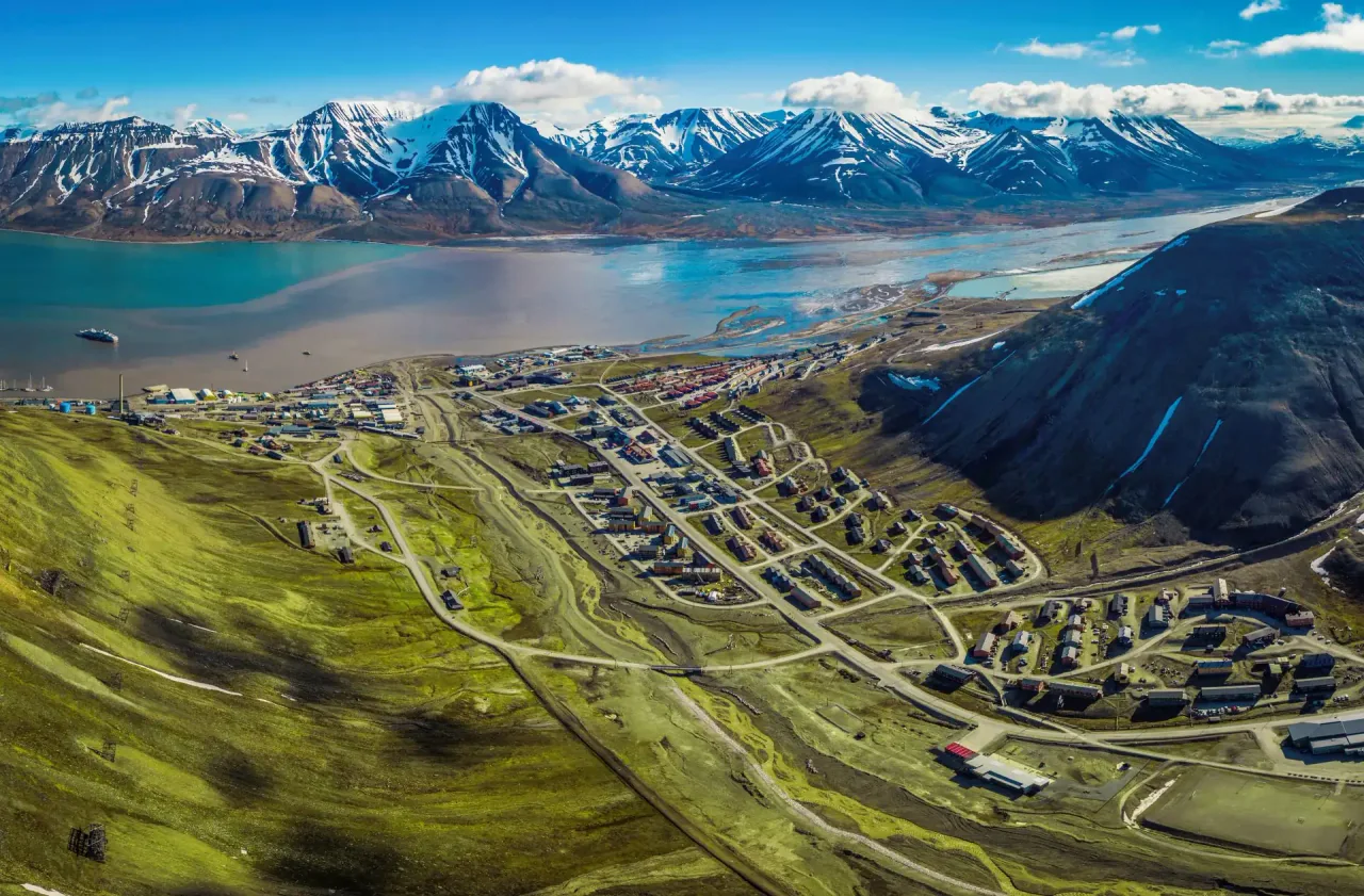 Longyearbyen și peisajul Svalbard din jur