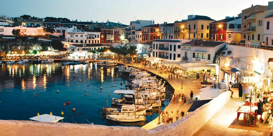 Portul Mahón și malul apei din Menorca