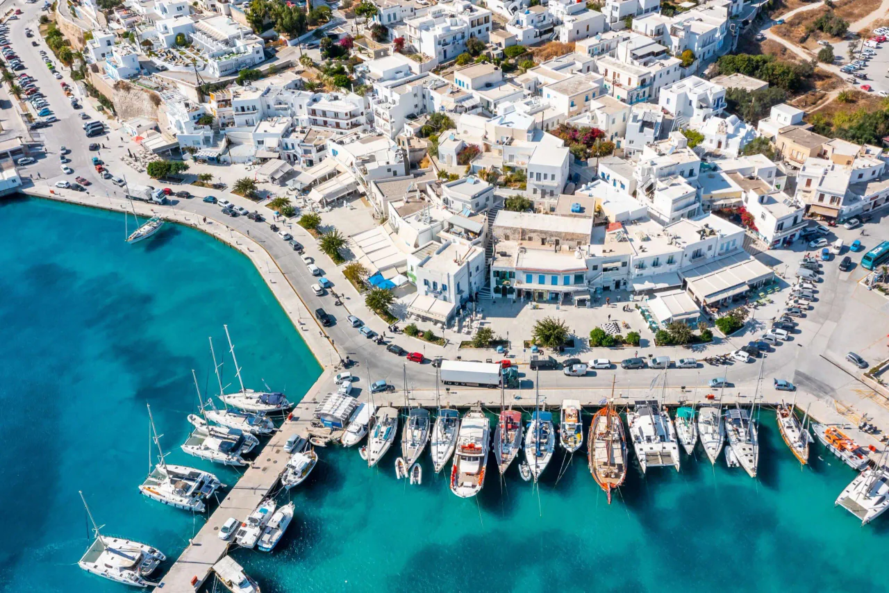 Portul de feriboturi din Milos
