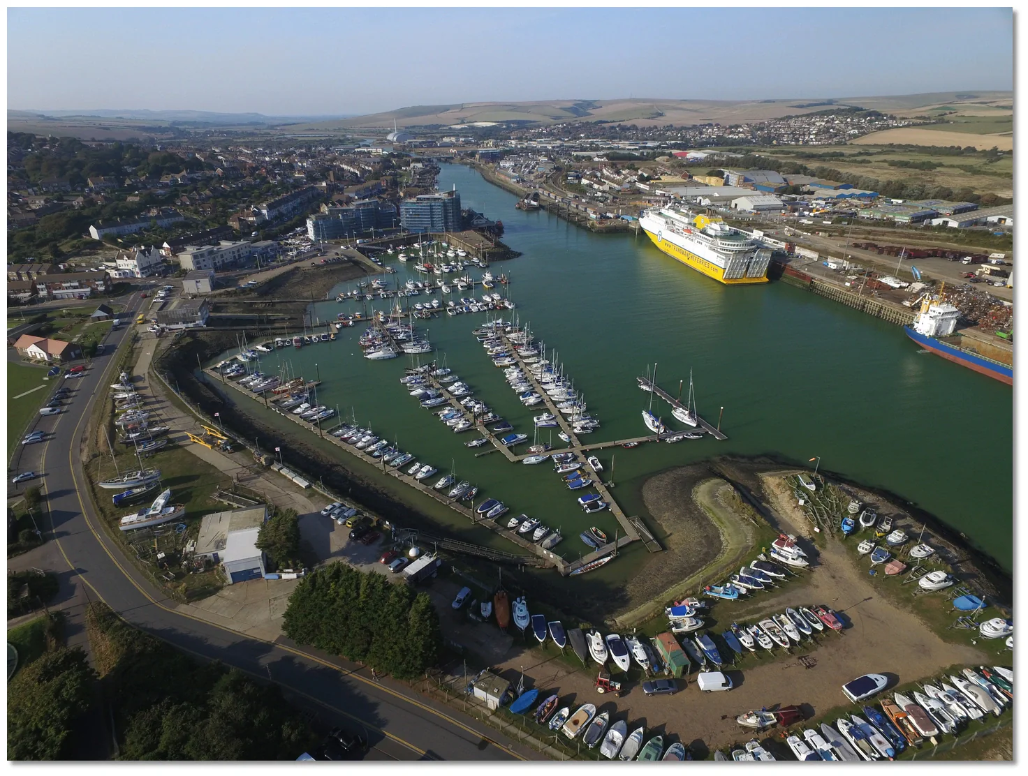 Vedere aeriană a portului și a portului de feriboturi Newhaven din East Sussex
