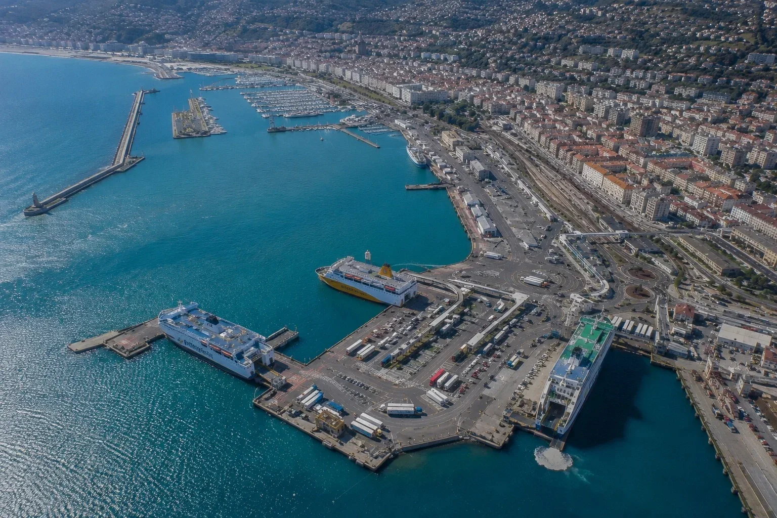 Vedere aeriană a portului de feriboturi Nice cu nave Corsica Ferries la terminal