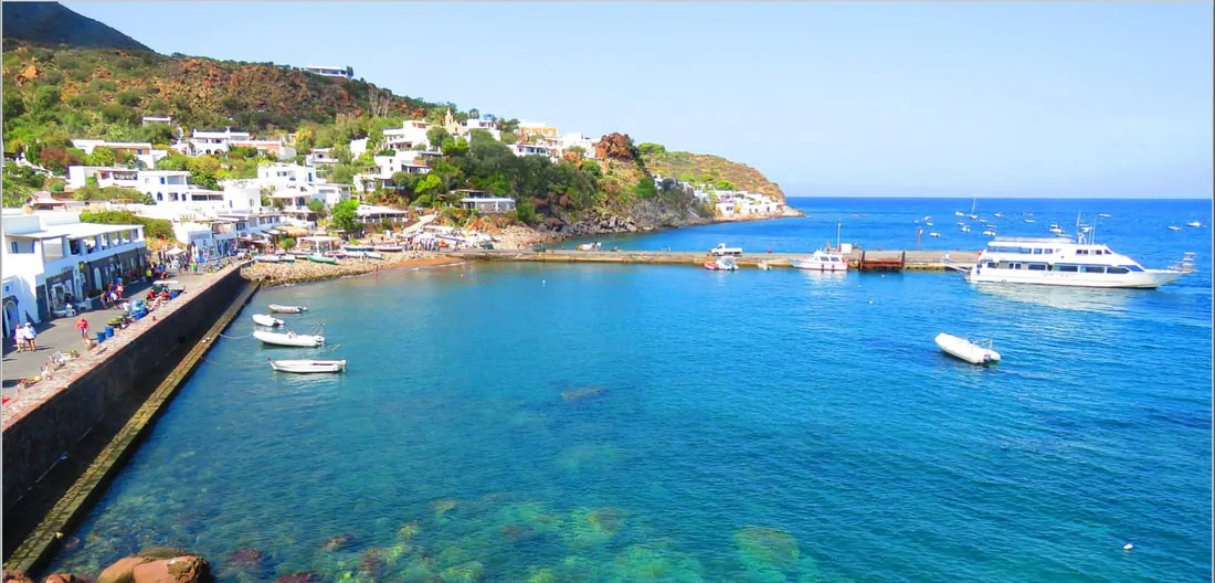 Portul de feriboturi din Panarea