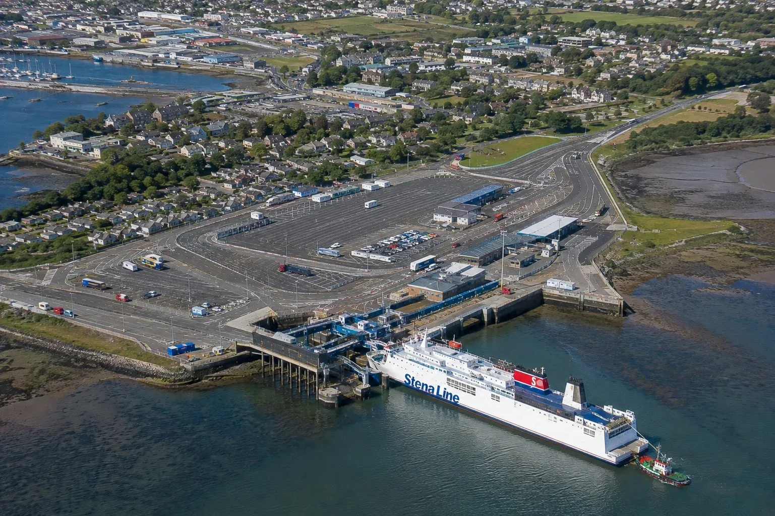 Vedere aeriană a portului și a portului de feriboturi Pembroke Dock din sud-vestul Țării Galilor