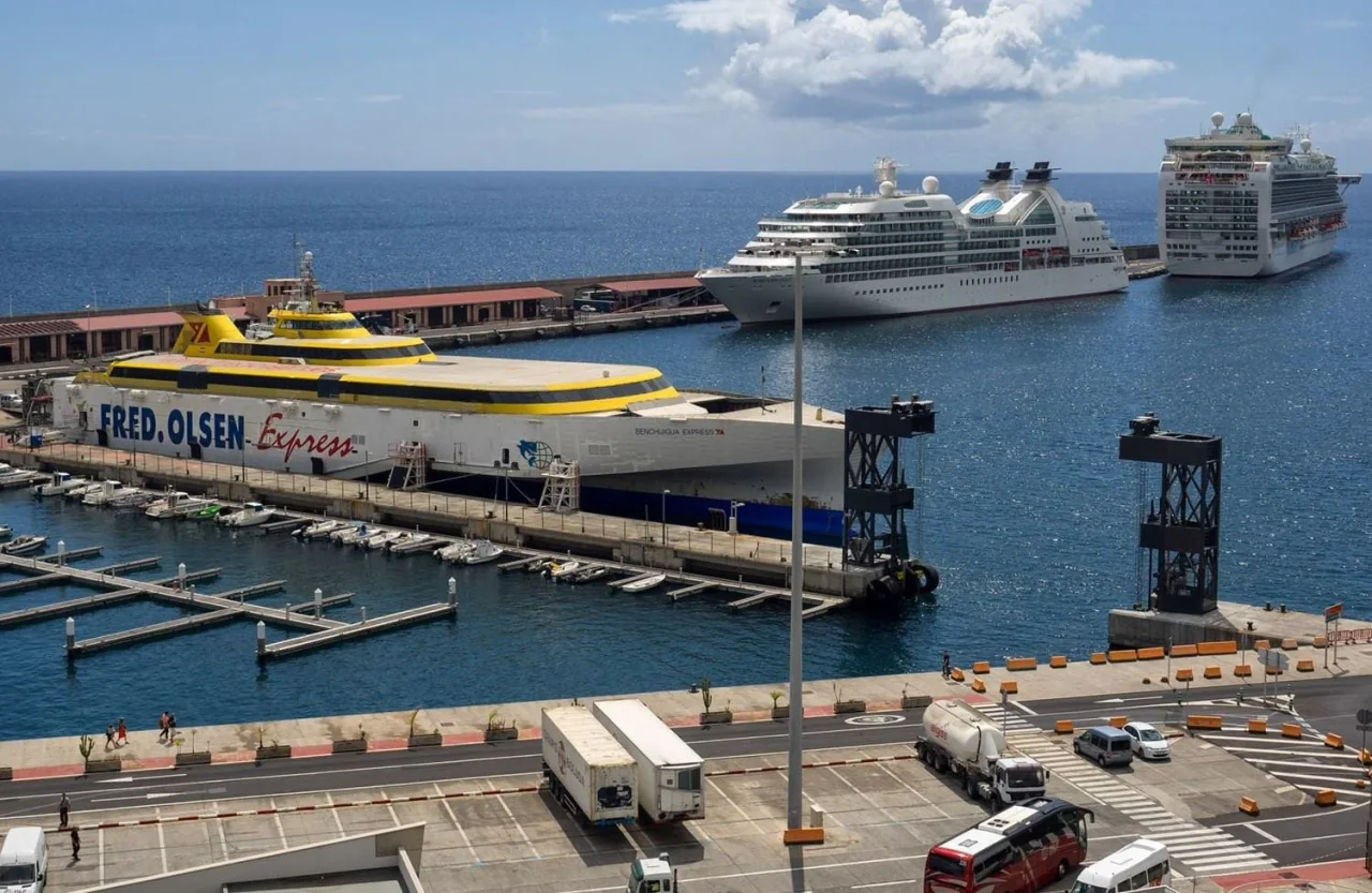 Santa Cruz de La Palma terminal de feriboturi și malul apei